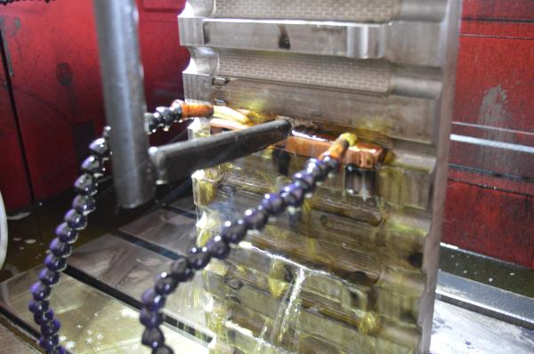 火花機(jī)加工過程圖